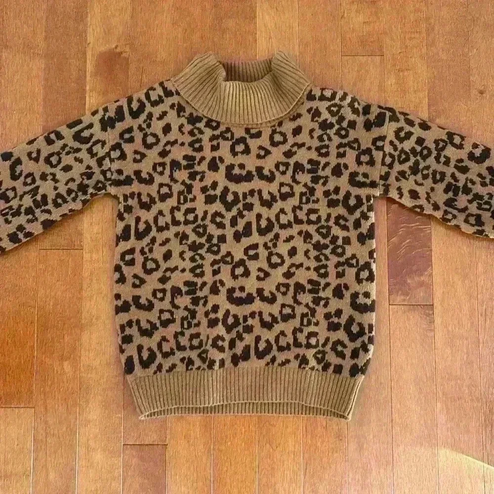 Adorable GAP Toddler Leopard Brushed Turtleneck Sweater - Picture 2 of 4